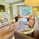 Townhouse With Free Off Road Parking And Garden