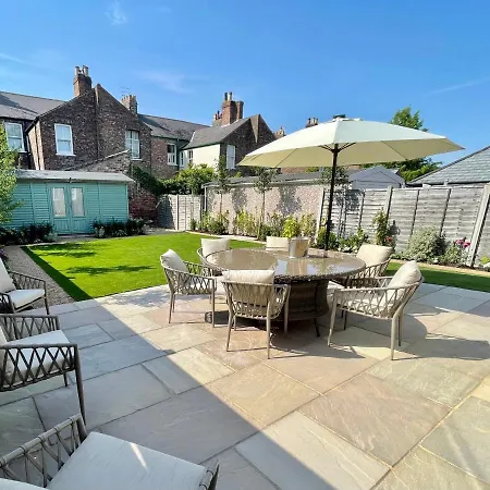 Townhouse With Free Off Road Parking And Garden 펜션