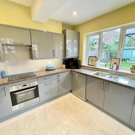 Townhouse With Free Off Road Parking And Garden * 요크