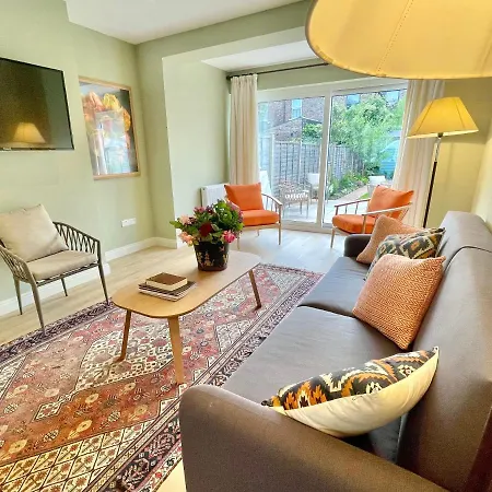 Townhouse With Free Off Road Parking And Garden