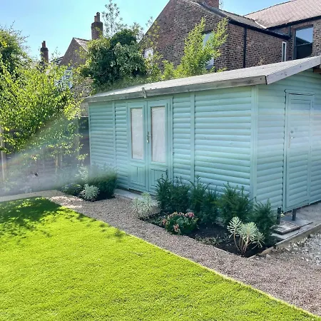 Townhouse With Free Off Road Parking And Garden *