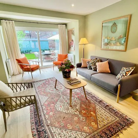 펜션 Townhouse With Free Off Road Parking And Garden *