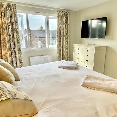 Townhouse With Free Off Road Parking And Garden *