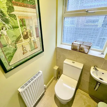 Townhouse With Free Off Road Parking And Garden 펜션 요크