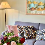 Townhouse With Free Off Road Parking And Garden Nyaraló *