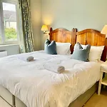 Townhouse With Free Off Road Parking And Garden * York