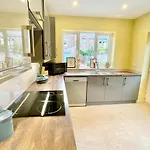 Nyaraló Townhouse With Free Off Road Parking And Garden