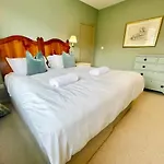 Townhouse With Free Off Road Parking And Garden Nyaraló York