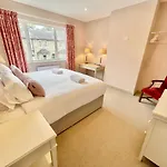 Townhouse With Free Off Road Parking And Garden Nyaraló *