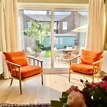 Townhouse With Free Off Road Parking And Garden
