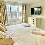 Townhouse With Free Off Road Parking And Garden *