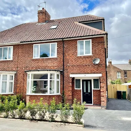 Townhouse With Free Off Road Parking And Garden