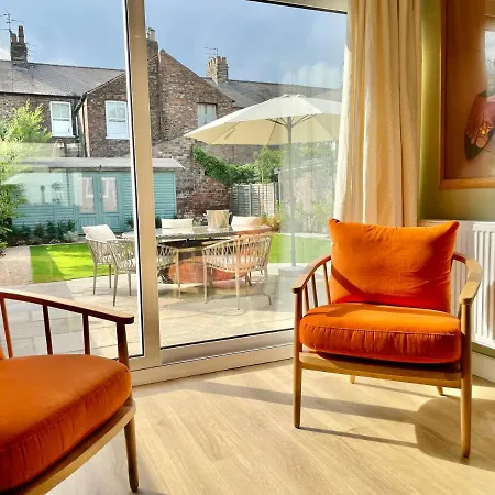 Townhouse With Free Off Road Parking And Garden Nyaraló *