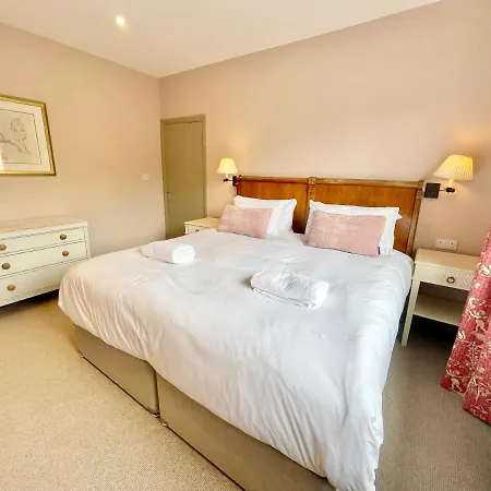 Townhouse With Free Off Road Parking And Garden Nyaraló *