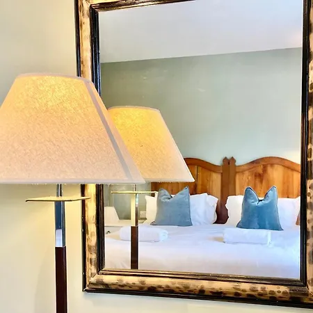 Townhouse With Free Off Road Parking And Garden *