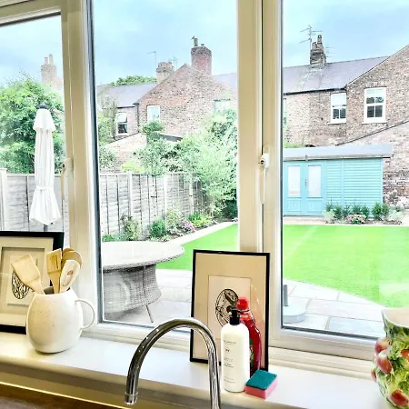 Nyaraló Townhouse With Free Off Road Parking And Garden York