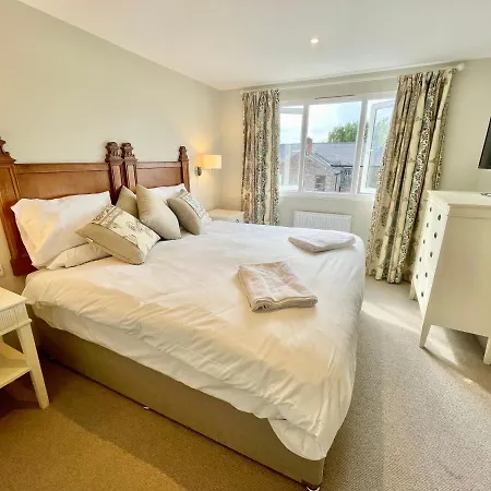 Townhouse With Free Off Road Parking And Garden Nyaraló York