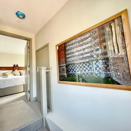 Townhouse With Free Off Road Parking And Garden Holiday home