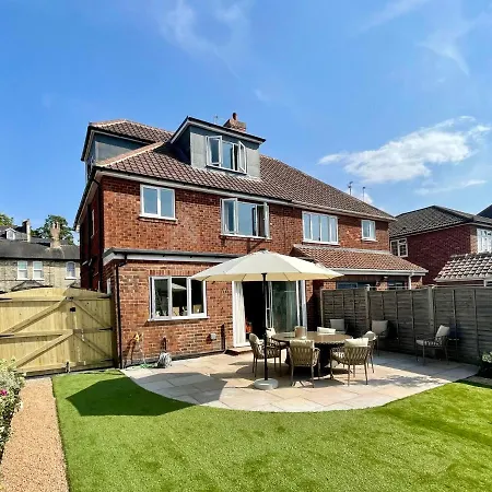 Nyaraló Townhouse With Free Off Road Parking And Garden