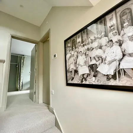 Townhouse With Free Off Road Parking And Garden Vakantiehuis