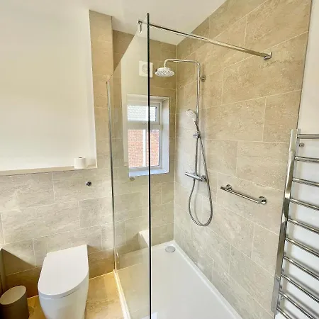 Nyaraló Townhouse With Free Off Road Parking And Garden *