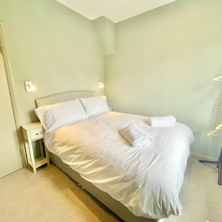 Vakantiehuis Townhouse With Free Off Road Parking And Garden York
