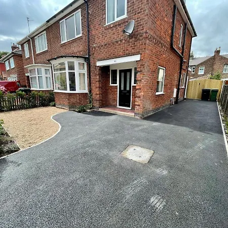 Townhouse With Free Off Road Parking And Garden York
