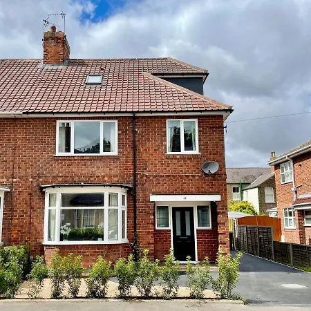 Townhouse With Free Off Road Parking And Garden * York
