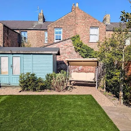 Townhouse With Free Off Road Parking And Garden Holiday home *
