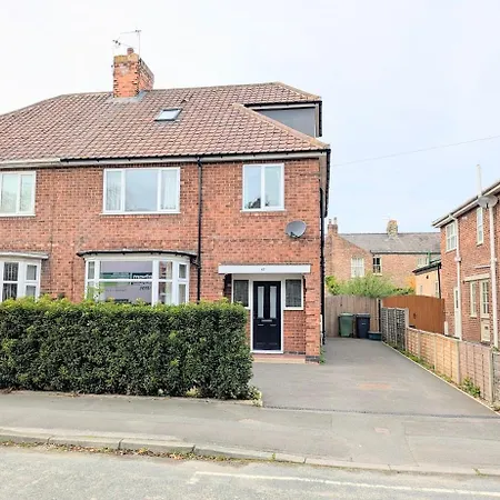 Townhouse With Free Off Road Parking And Garden *