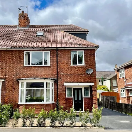 Townhouse With Free Off Road Parking And Garden بيت للعطل *