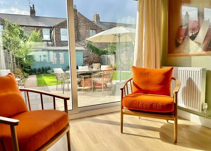 Townhouse With Free Off Road Parking And Garden بيت للعطل *