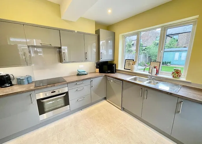 Townhouse With Free Off Road Parking And Garden * York