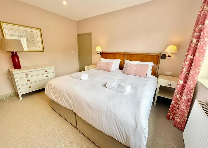 Townhouse With Free Off Road Parking And Garden بيت للعطل *