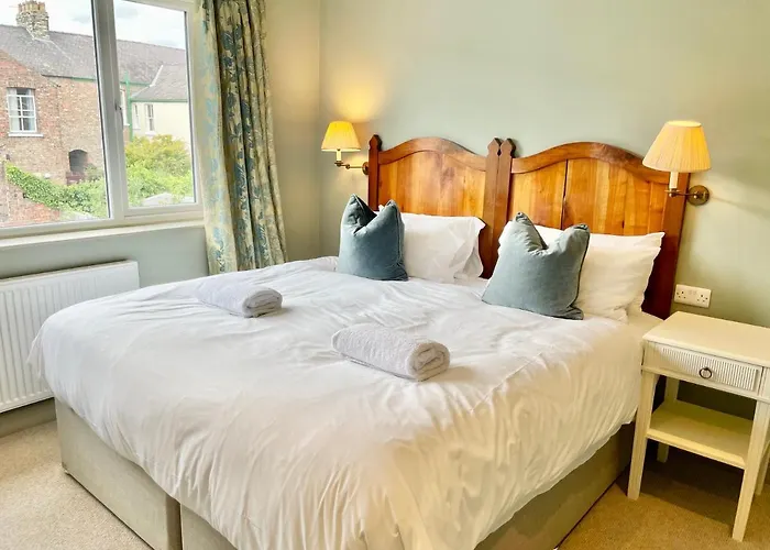 Townhouse With Free Off Road Parking And Garden * York