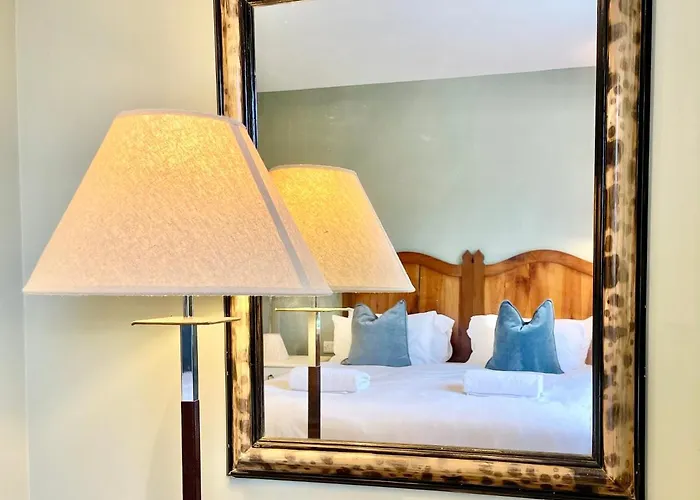 Townhouse With Free Off Road Parking And Garden *