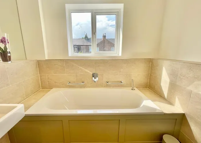 بيت للعطل Townhouse With Free Off Road Parking And Garden