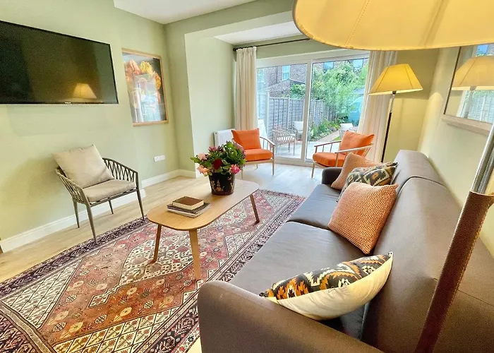 Townhouse With Free Off Road Parking And Garden