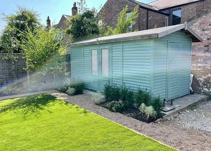 Townhouse With Free Off Road Parking And Garden *