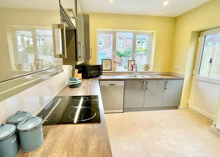 Casa vacanze Townhouse With Free Off Road Parking And Garden