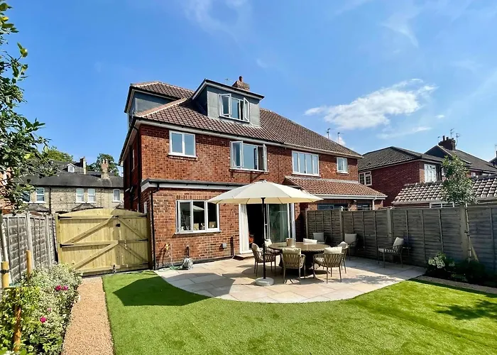 بيت للعطل Townhouse With Free Off Road Parking And Garden