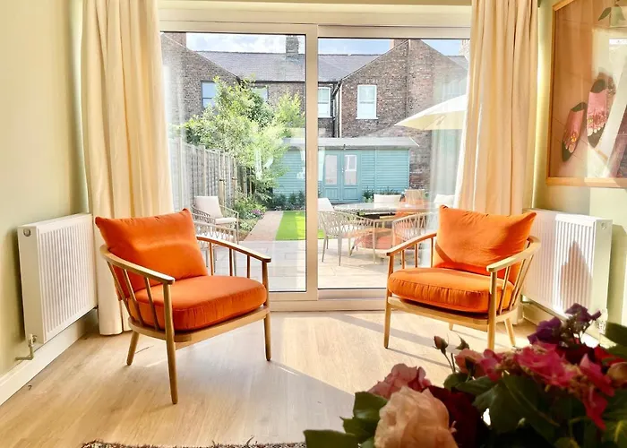 Townhouse With Free Off Road Parking And Garden