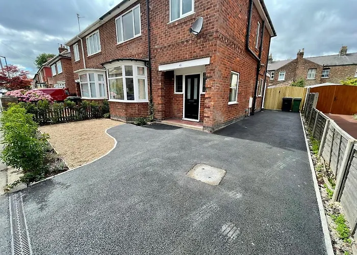 Townhouse With Free Off Road Parking And Garden York