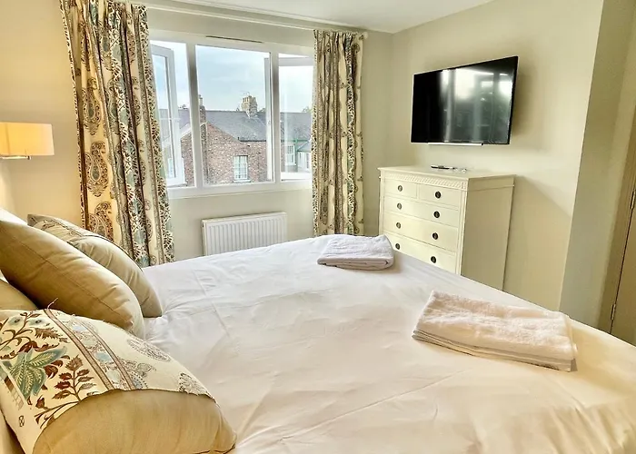 Townhouse With Free Off Road Parking And Garden *