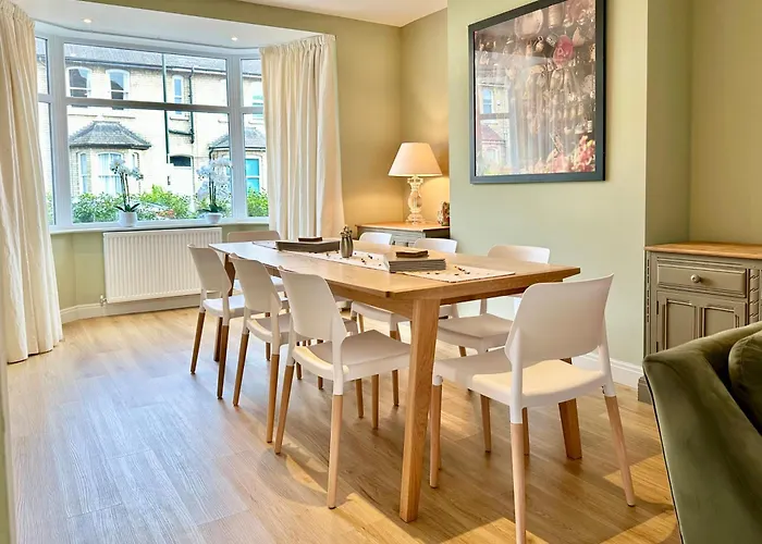 Townhouse With Free Off Road Parking And Garden *