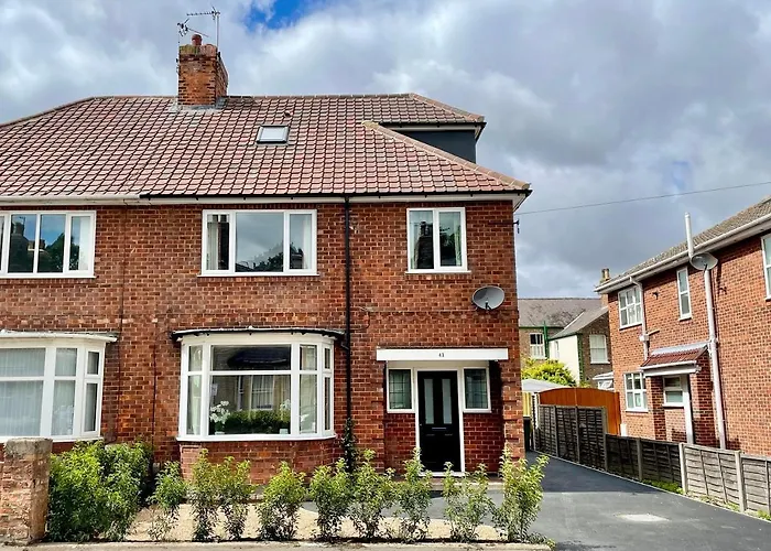 Townhouse With Free Off Road Parking And Garden بيت للعطل *