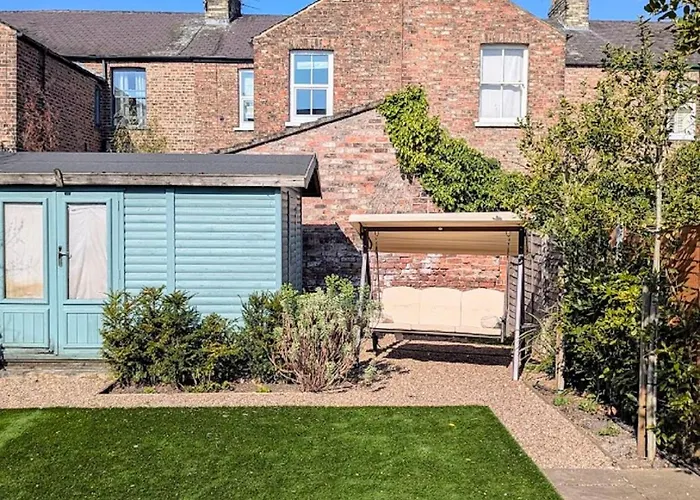 Townhouse With Free Off Road Parking And Garden بيت للعطل