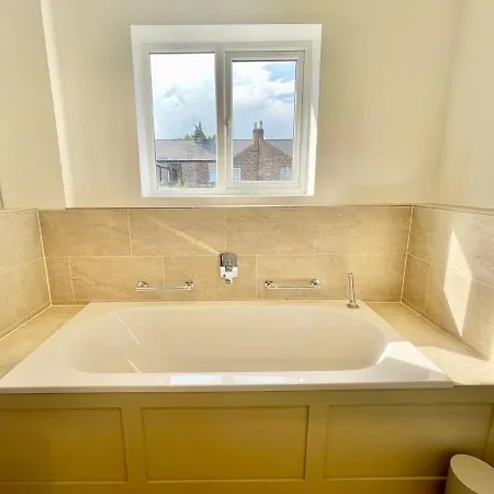 Semesterbostad Townhouse With Free Off Road Parking And Garden