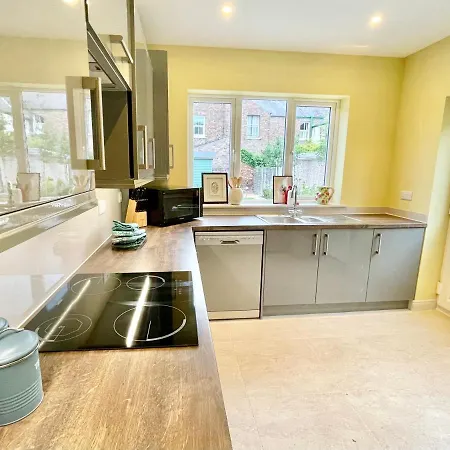 Semesterbostad Townhouse With Free Off Road Parking And Garden