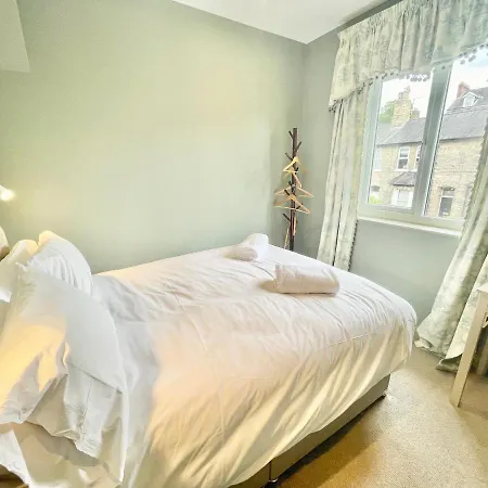 Semesterbostad Townhouse With Free Off Road Parking And Garden York